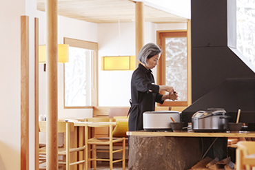 ダイニングの暖炉　朝食の準備風景