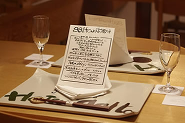 真心をこめた手描きのメニュー表。アアルトオリジナルのお皿には美味しいお夕食メニューが並びます。