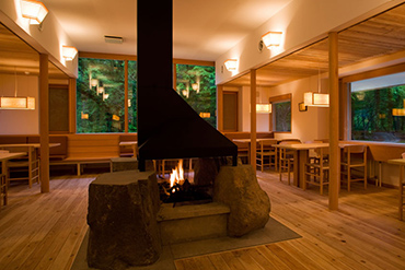 冬にはアプレスキーも楽しんでいただけるダイニングの暖炉