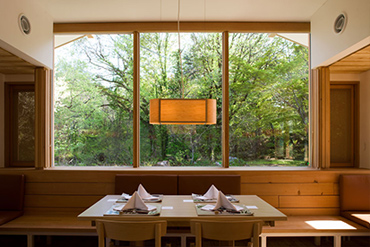 朝の心地よいお庭を眺めながらの朝食