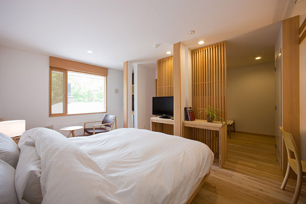 デラックスルームRoom204　白を基調とした家具でコーディネート。コンパクトなお部屋ですが、中庭の美しい景色が望めます。クイーンサイズのベッドで心地よい眠りを。