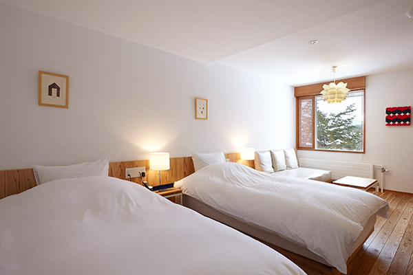 デラックスルームRoom207　ポップな色合いのラグをアクセントにした、かわいらしいお部屋。広すぎない丁度よいサイズ感で、落ち着いて快適に過ごせます。