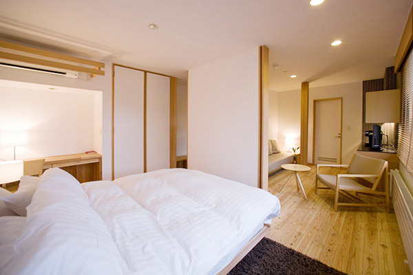 DELUXE ROOM (Room206) Room filled with gentle sunlight and soft hued interiors. DELUXE ROOM (Room206) Room filled with gentle sunlight and soft hued interiors.
